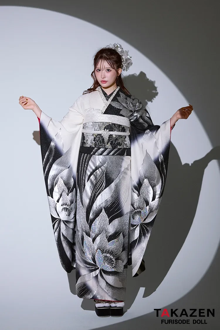 TAKAZENのレンタル振袖 モード 黒/シルバー 牡丹柄/大柄 派手 クール系振袖 キラキラスワロフスキー付き かっこいい 色っぽい ギャル 目立つ 伊藤桃々【通販可】24065