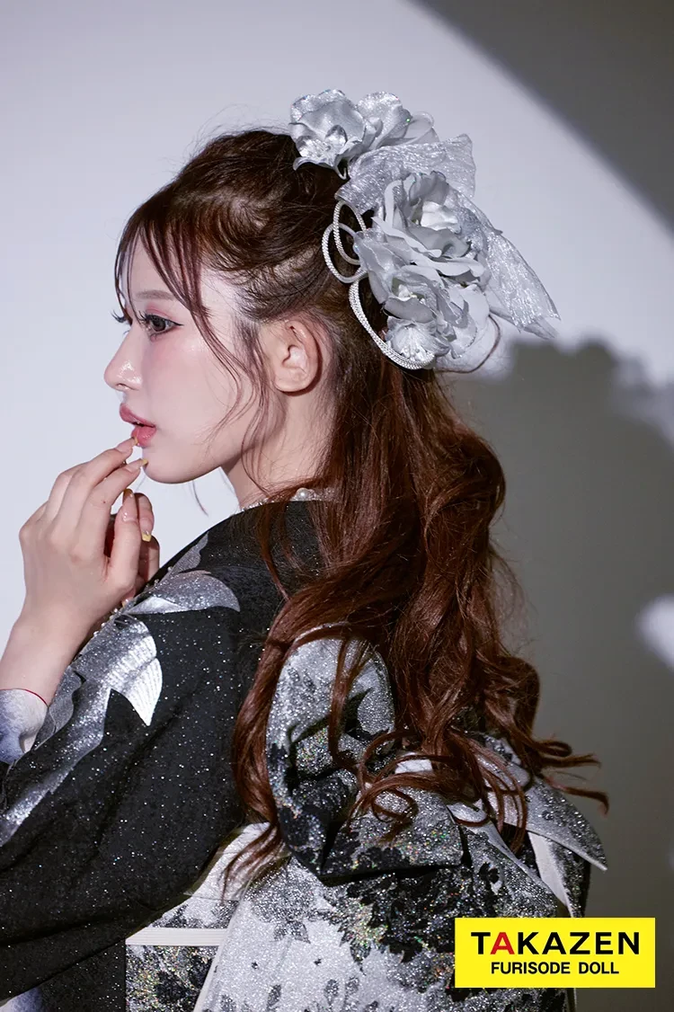 TAKAZENのレンタル振袖 モード 黒/シルバー 牡丹柄/大柄 派手 クール系振袖 キラキラスワロフスキー付き かっこいい 色っぽい ギャル 目立つ 伊藤桃々【通販可】24065