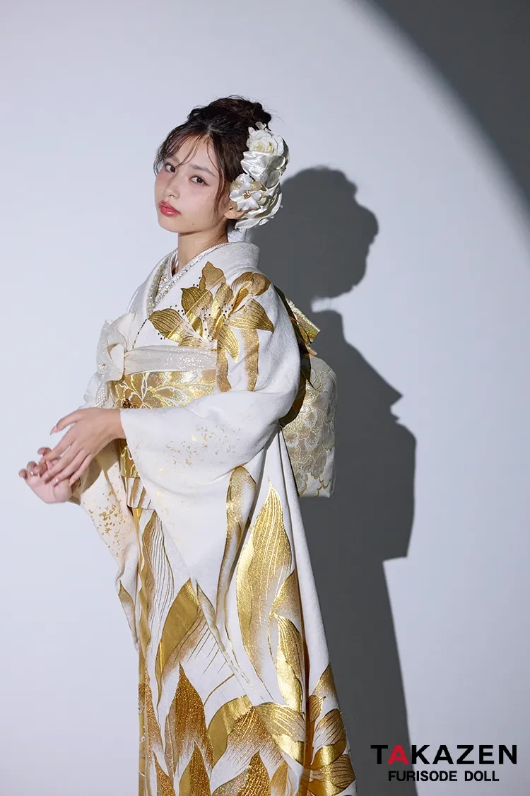 TAKAZENのレンタル振袖 モード　白金(ゴールド)　牡丹柄/大柄　1番目立つ　かっこいい振袖　キラキラスワロフスキー付き　ギャル系　派手かわいい　ギャル　谷田ラナ【通販可】　24066