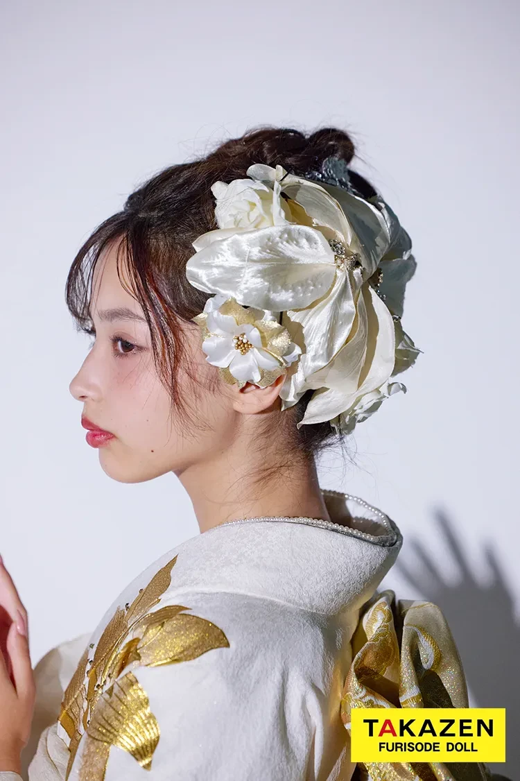 TAKAZENのレンタル振袖 モード　白金(ゴールド)　牡丹柄/大柄　1番目立つ　かっこいい振袖　キラキラスワロフスキー付き　ギャル系　派手かわいい　ギャル　谷田ラナ【通販可】　24066