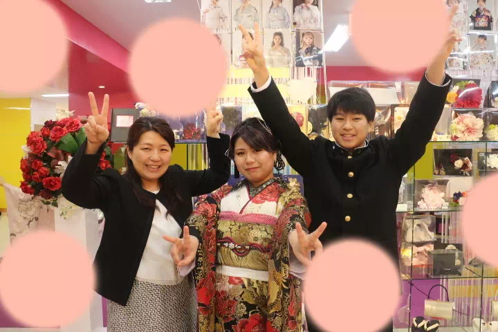 TAKAZEN神戸三宮店　モード　キラキラ　派手　赤色　バラ　前撮り撮影会　イマドキ　カワイイ　コディネート　振袖　レンタル　袴　