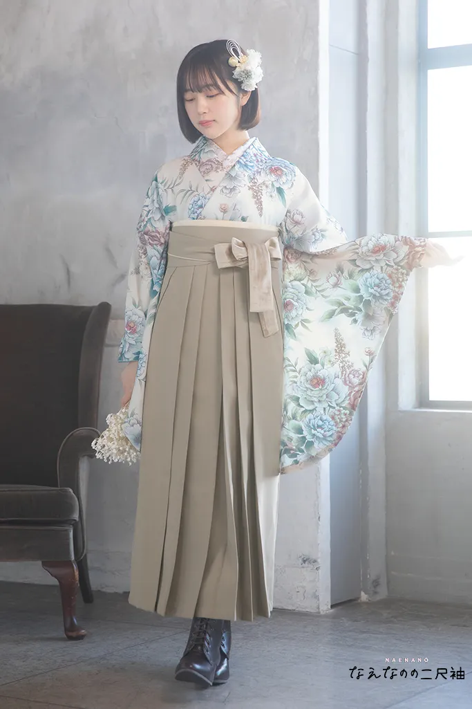 TAKAZENのレンタル袴 なえなのの二尺袖　くすみカラー/白　ボタン柄/淡い色合い　ホワイトベース　K24001【通販可】