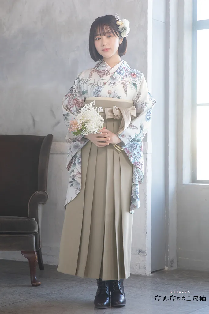 TAKAZENのレンタル袴 なえなのの二尺袖　くすみカラー/白　ボタン柄/淡い色合い　ホワイトベース　K24001【通販可】