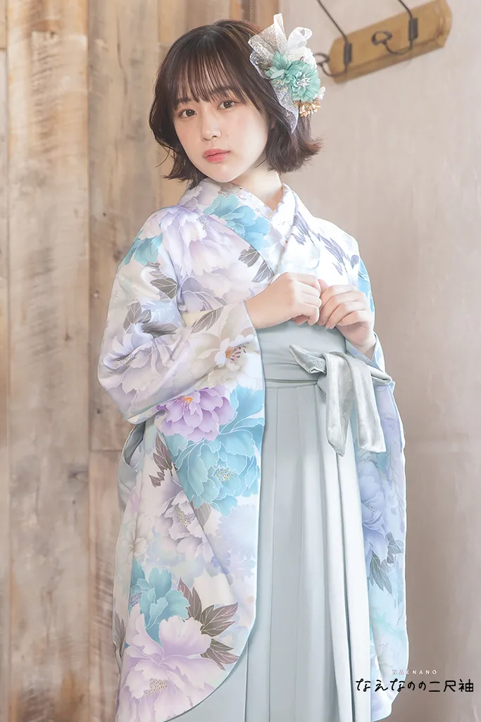 TAKAZENのレンタル袴 なえなのの二尺袖　グレー/ブルーベース　花柄/牡丹柄/上品　大人っぽい色合い　【通販可】K24003