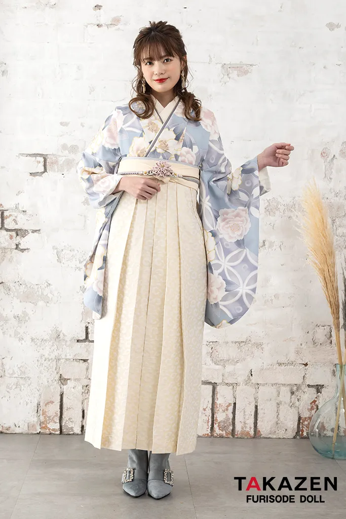TAKAZENのレンタル袴 くすみカラー古典　水色/くすみブルー　牡丹柄　清楚　透明感のある着こなし　上品　ヒールコーデ【通販可】K24046