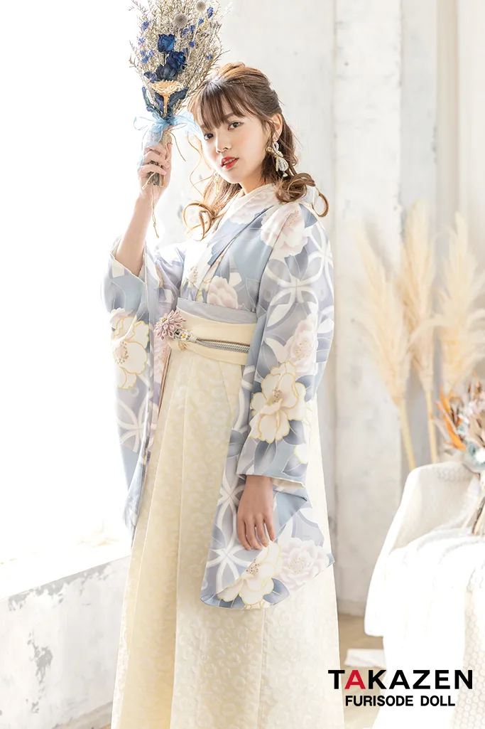TAKAZENのレンタル袴 くすみカラー古典　水色/くすみブルー　牡丹柄　清楚　透明感のある着こなし　上品　ヒールコーデ【通販可】K24046