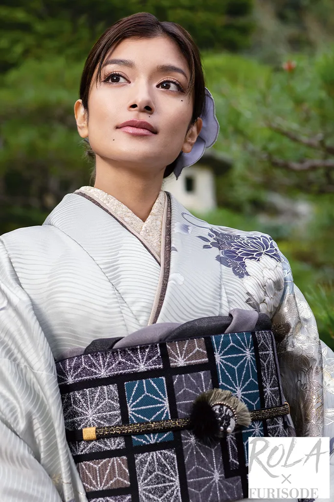 TAKAZENのレンタル振袖 ローラ振袖　グレー/ニュアンスカラー　くすみカラー　古典柄　ボタン柄　おしゃれ【通販可】K677