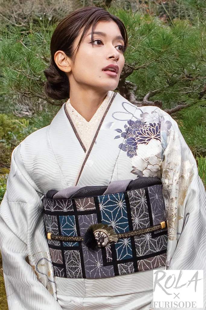 TAKAZENのレンタル振袖 ローラ振袖　グレー/ニュアンスカラー　くすみカラー　古典柄　ボタン柄　おしゃれ【通販可】K677