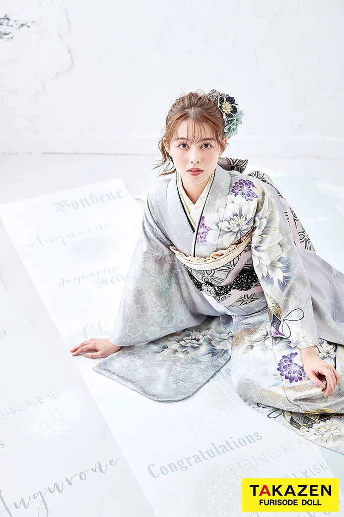 TAKAZENのレンタル振袖 くすみカラー古典　ライトグレー/淡い色　牡丹柄　上品　大人っぽい振袖　ワントーンコーデ【通販可】K679