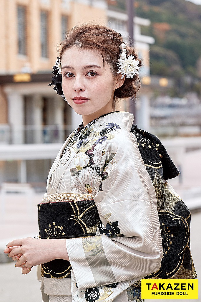 TAKAZENのレンタル振袖 くすみカラー古典　オフホワイト/オフ色　牡丹柄　大人っぽい　シンプル　上品　統一感のあるコーディネート【通販可】K694