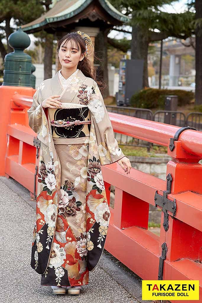 TAKAZENのレンタル振袖 くすみカラー古典　ベージュ/薄茶色　ツバキ柄　トレンド　アンティーク調　お洒落【通販可】K696