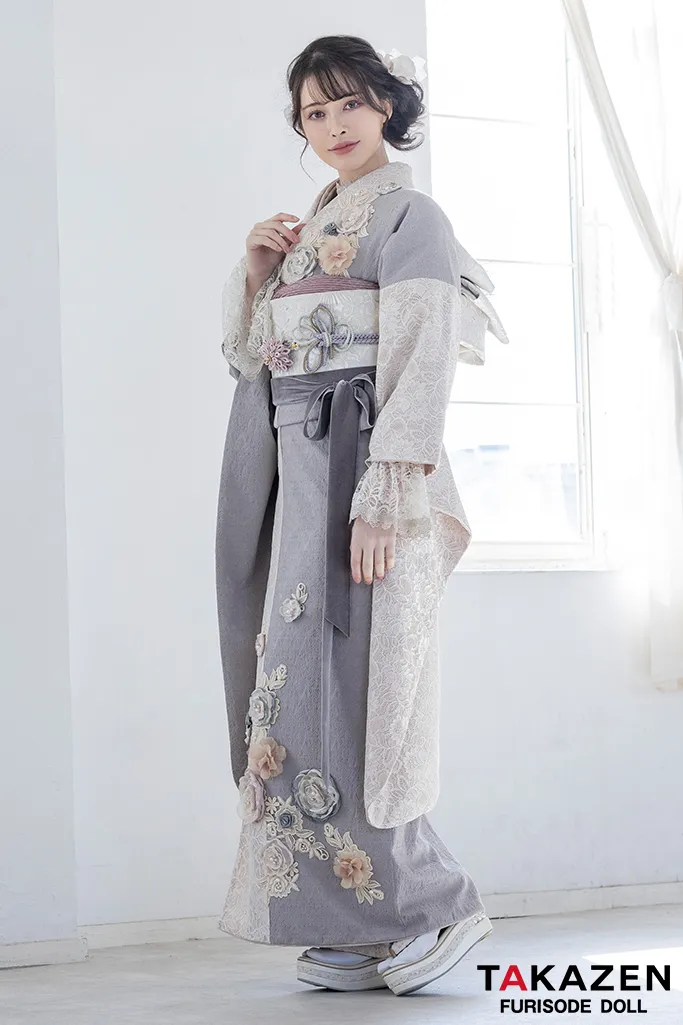 TAKAZENのレンタル振袖 最新作くすみカラーガーリー　薄紫/ニュアンスカラー　立体花　レース　ジャガード生地【通販可】K701