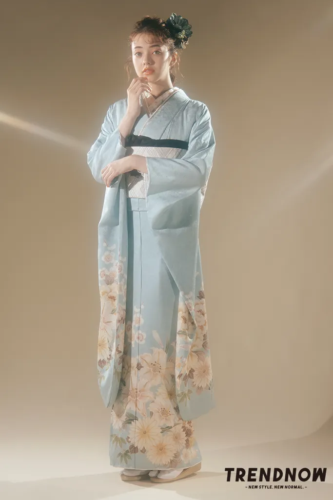 TAKAZENのレンタル振袖 ヴィンテージスタイル　水色/ミスティーブルー/淡い色　菊柄/ユリ柄　くすみカラー古典　綺麗　上品【通販可】K725