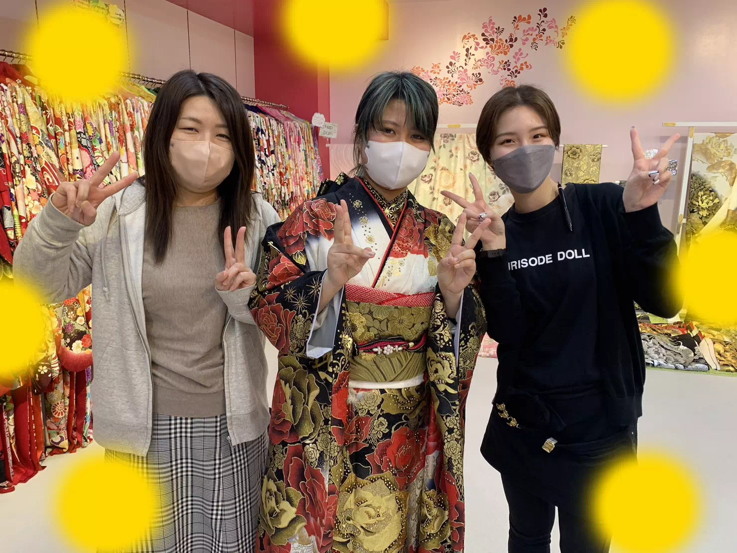 振袖　レンタル　成人式　モード　前撮り　キラキラ　派手　目立つ　被らない　バラ　かっこいい　赤色　ゴールド　黒