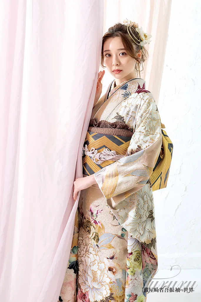 TAKAZENのレンタル振袖 くすみカラー古典　ベージュ/淡い色　牡丹柄　上品　大人っぽい　綺麗　假屋崎省吾デザイン振袖【通販可】K759