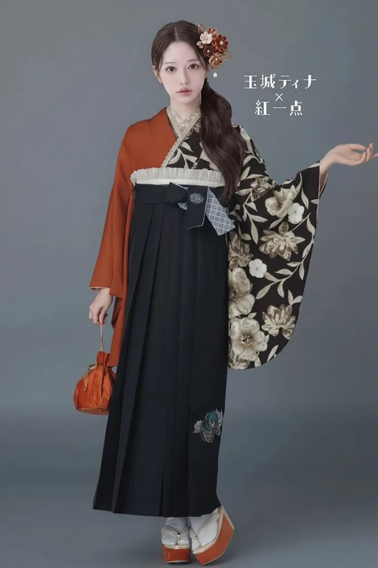 TAKAZENのレンタル袴 玉城ティナ×紅一点ブランド袴 黒/オレンジ/テラコッタ 洋柄 今どき ヴィンテージスタイル おしゃれ【通販可】R23041