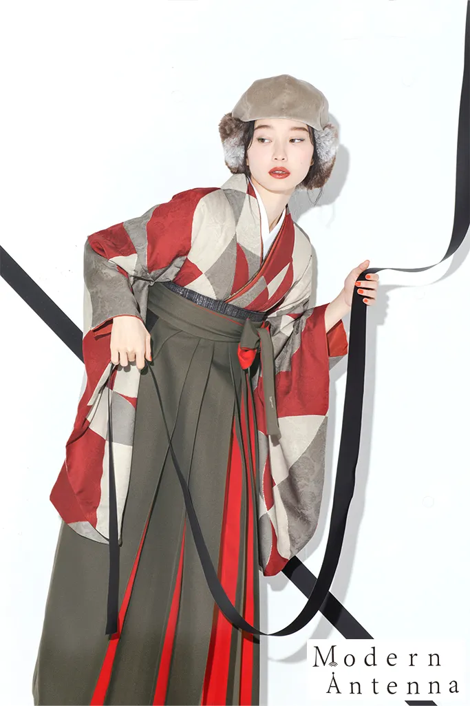 TAKAZENのレンタル袴 レトロ　ベージュ/赤　幾何学模様　人気　レトロモダン　最新作　ブーツスタイル　モダンアンテナ【通販可】R24060