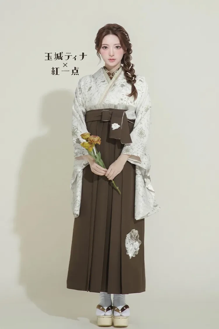 TAKAZENのレンタル袴 玉城ティナ×紅一点ブランド袴 白/モカブラウン 菊柄/総柄 シンプル トレンド おしとやか くすみ系【通販可】R24073