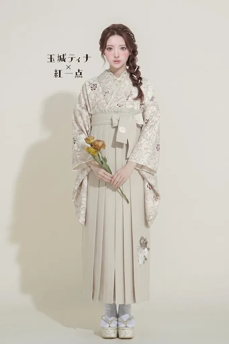 TAKAZENのレンタル袴 玉城ティナ×紅一点ブランド袴　くすみピンク/淡い色　ユリ柄　かわいい　トレンド　お洒落【通販可】R24074