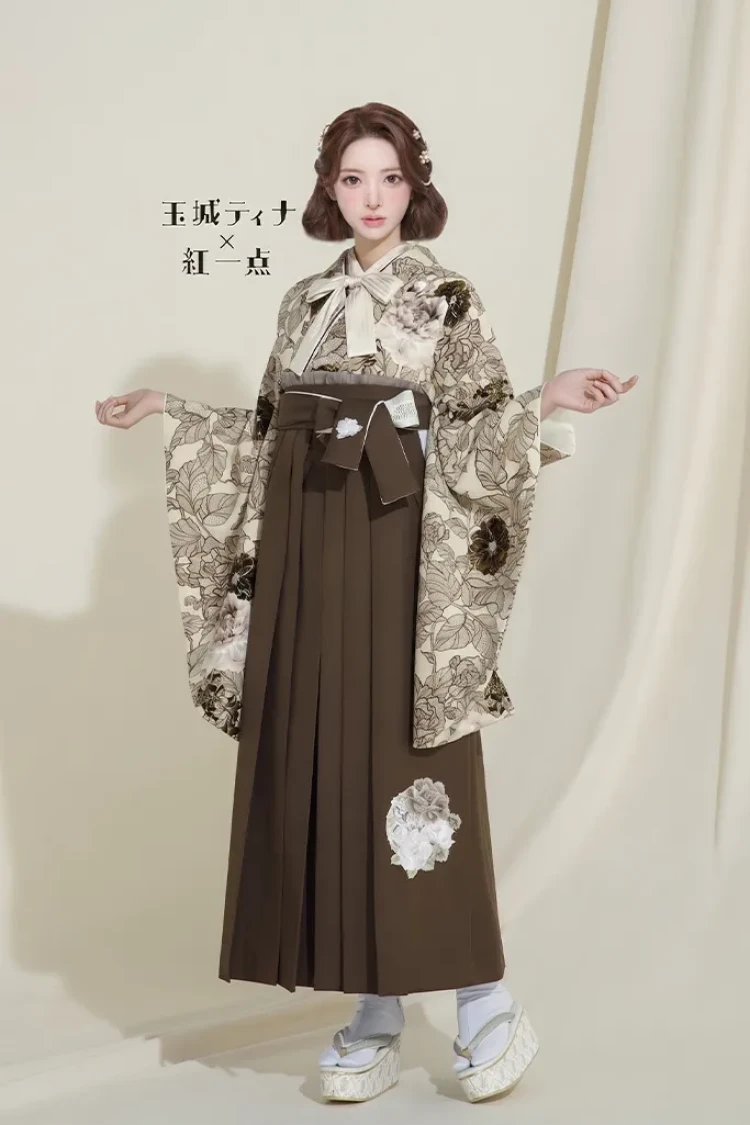 TAKAZENのレンタル袴 玉城ティナ×紅一点ブランド袴　ブラウン/茶色/ダスティーカラー　洋柄　アンティーク調　人気　お洒落　リボン半襟【通販可】R24076