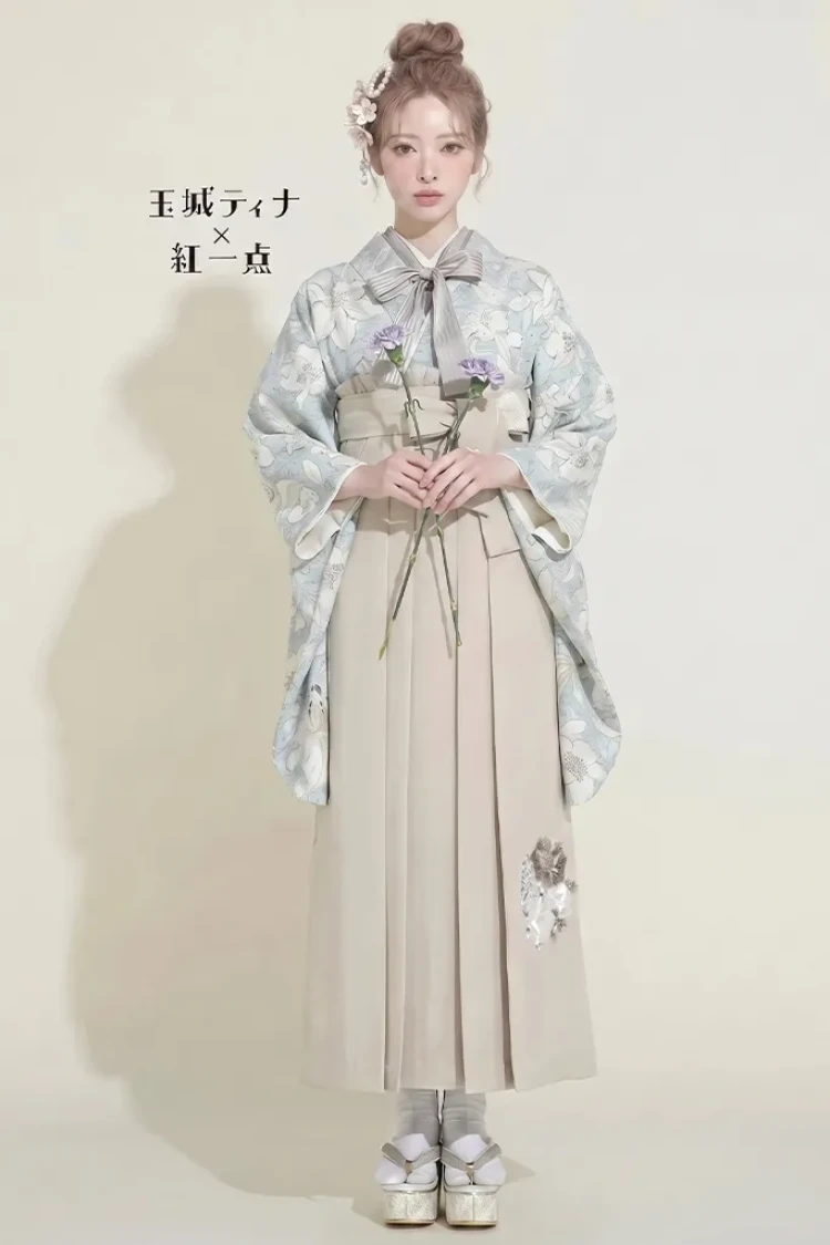 TAKAZENのレンタル袴 玉城ティナ×紅一点ブランド袴　水色/アイスブルー　ユリ柄　かわいい　爽やか　寒色系　リボン半襟　トレンド【通販可】R24077