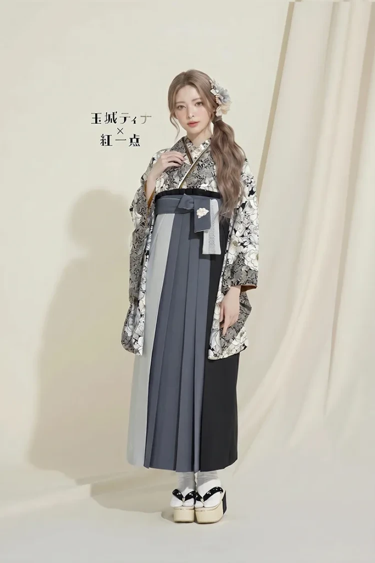 TAKAZENのレンタル袴 玉城ティナ×紅一点ブランド袴 黒/グレージュ 椿柄/総柄 大人っぽい トレンド お洒落な着こなし【通販可】R24078