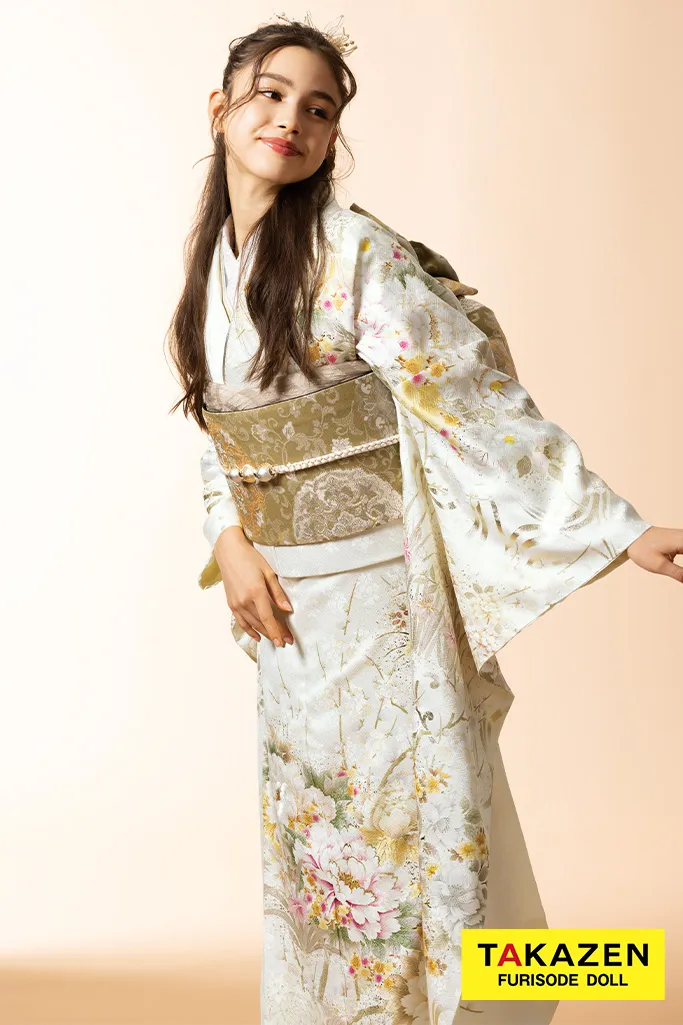 TAKAZENのレンタル振袖 くすみカラー古典　アイボリー/白　牡丹柄/乱菊柄　落ち着いた色味　大人っぽい　統一感のある着こなし【通販可】K816