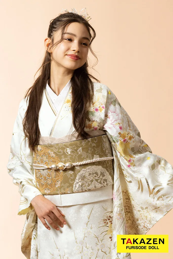 TAKAZENのレンタル振袖 くすみカラー古典　アイボリー/白　牡丹柄/乱菊柄　落ち着いた色味　大人っぽい　統一感のある着こなし【通販可】K816