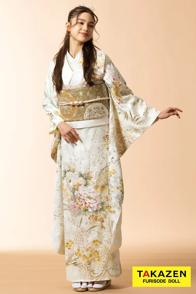 TAKAZENのレンタル振袖 くすみカラー古典　アイボリー/白　牡丹柄/乱菊柄　落ち着いた色味　大人っぽい　統一感のある着こなし【通販可】K816
