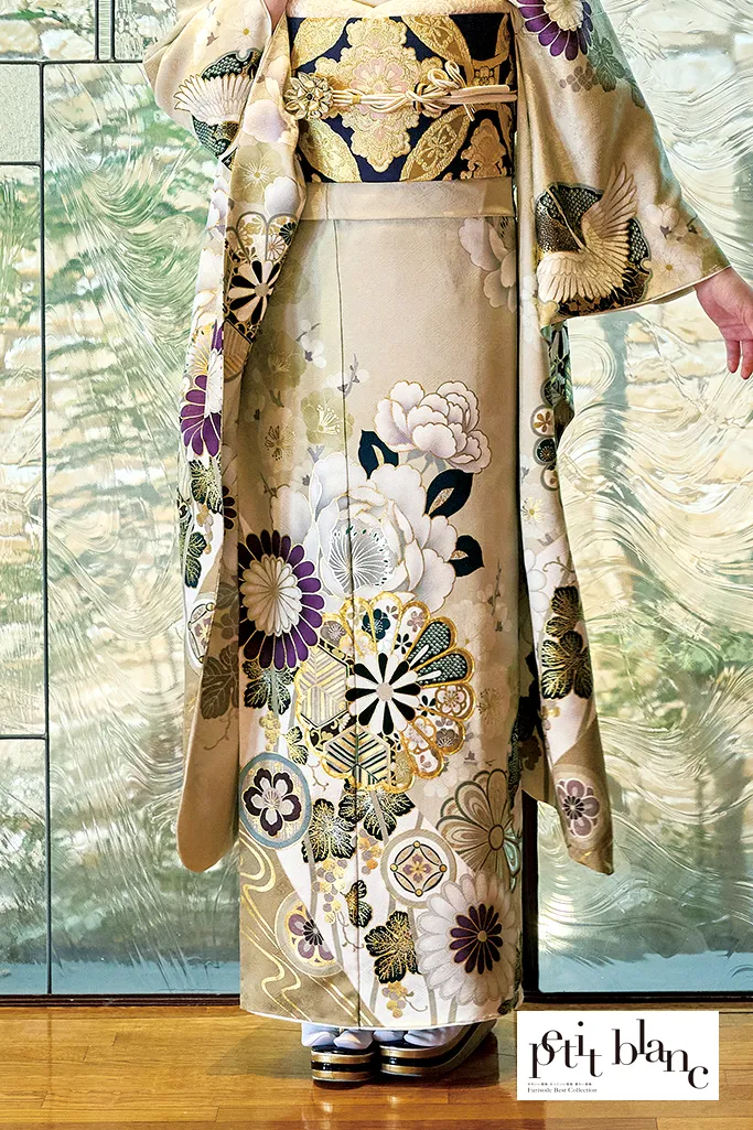 TAKAZENのレンタル振袖 くすみカラー古典　ベージュ　牡丹柄　大人っぽい　上品　綺麗　統一感のある着こなし【通販可】K836