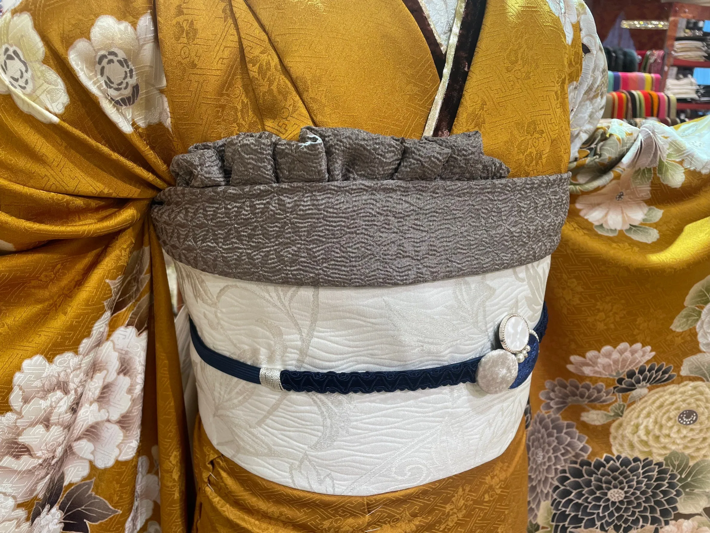 振袖　成人式　TAKAZEN　からし色