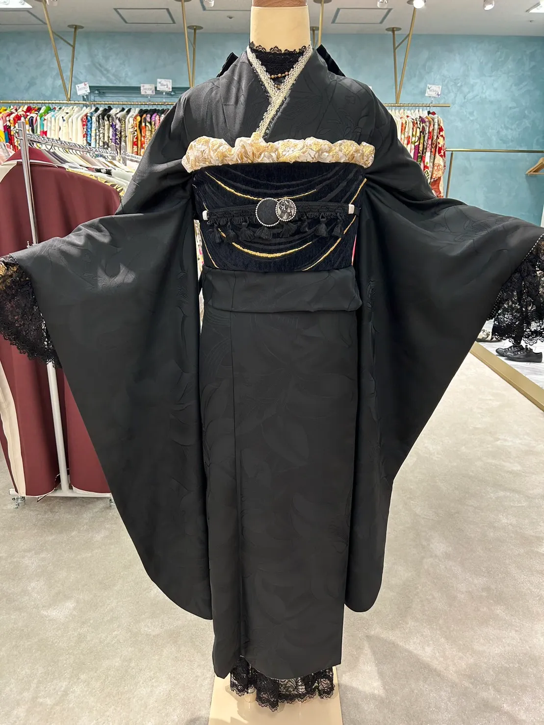振袖　レトロ　黒無地　イマドキ　個性的　