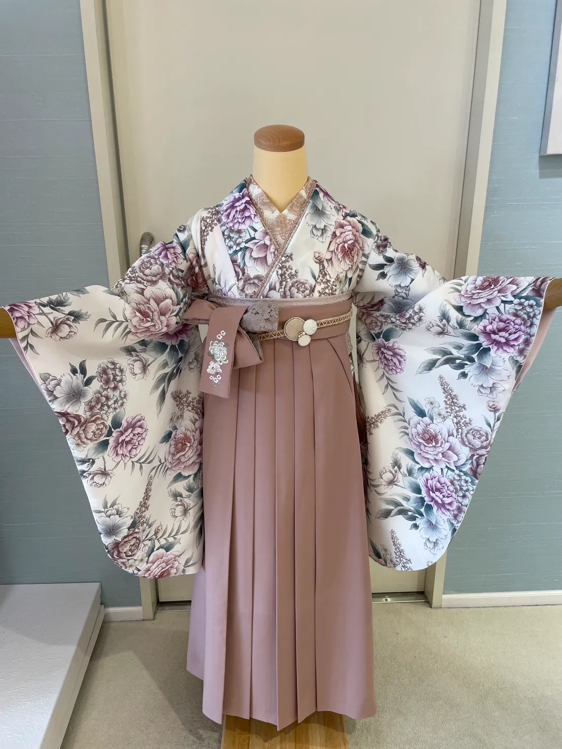 卒業式　袴　前撮り撮影会　くすみ　可愛い　流行　イマドキ　なえなの　ピンク袴　格安袴
