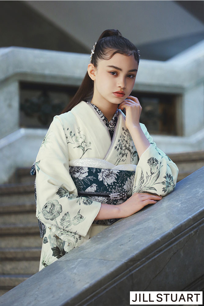 TAKAZENのレンタル振袖 JILL STUART(ジル スチュアート)振袖　アイボリー/くすみカラー　百合柄　上品　エレガント【通販可】K891