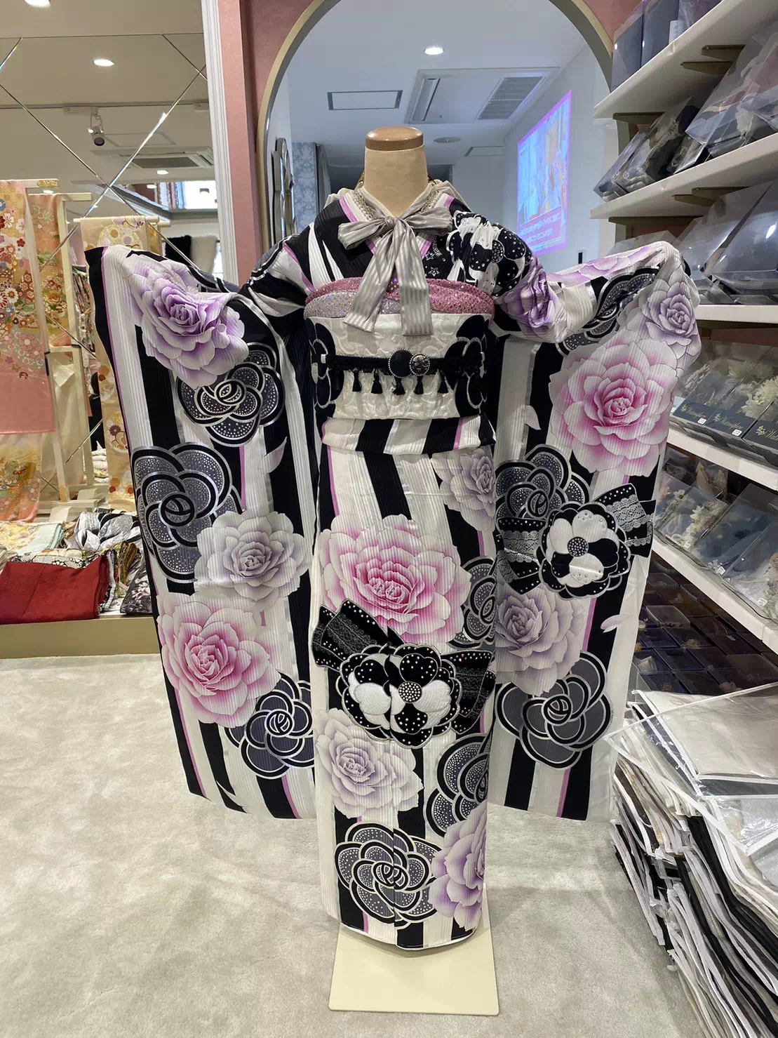 TAKAZEN姫路店　加古川市　高砂市　人気振袖　振袖レンタル　姫路市　成人式　卒業式　袴　振袖　イマドキ振袖　ヘップバーン　黒×ピンク　カワイイ