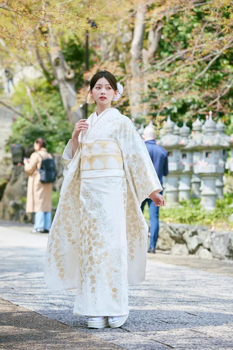 TAKAZEN成人式振袖 白地 キラキラ 高級古典 上品