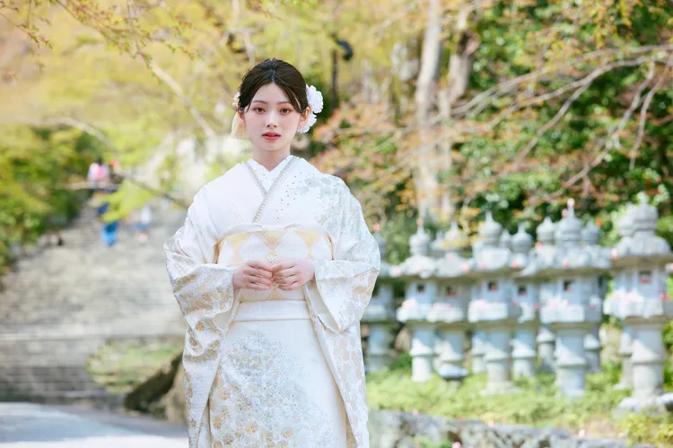 TAKAZEN成人式振袖 白地 キラキラ 高級古典 上品