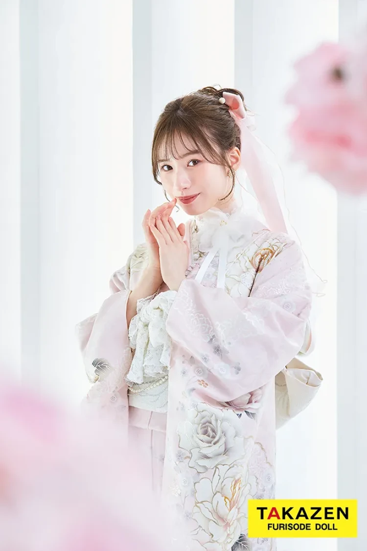 TAKAZENのレンタル振袖 ヘップバーンコスメカラー　ミスティピンク/淡い色/くすみ　バラ柄/ブーケ柄　フェミニン　かわいい　リボン　キラキラ　白宮みずほ【通販可】25001
