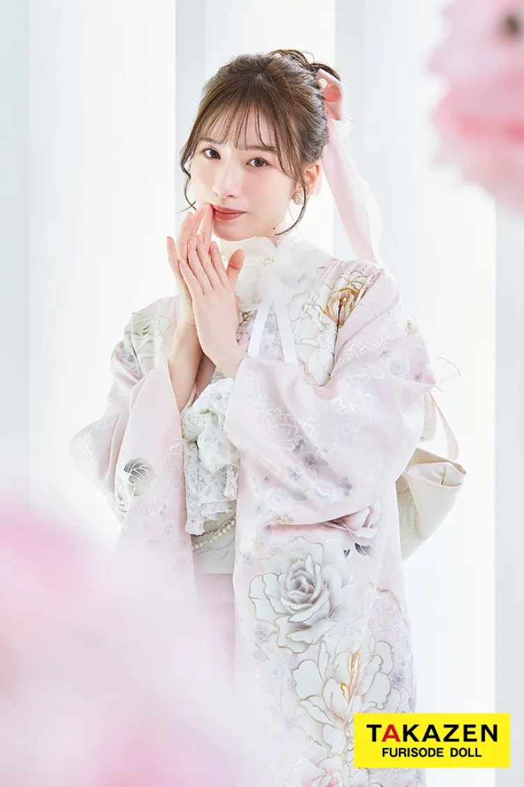 TAKAZENのレンタル振袖 ヘップバーンコスメカラー ミスティピンク/淡い色/くすみ バラ柄/ブーケ柄 フェミニン かわいい リボン キラキラ 白宮みずほ【通販可】25001