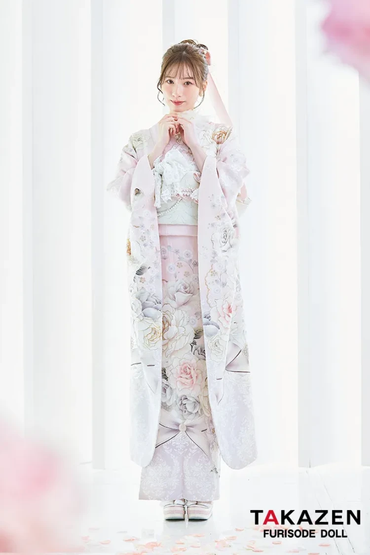TAKAZENのレンタル振袖 ヘップバーンコスメカラー　ミスティピンク/淡い色/くすみ　バラ柄/ブーケ柄　フェミニン　かわいい　リボン　キラキラ　白宮みずほ【通販可】25001