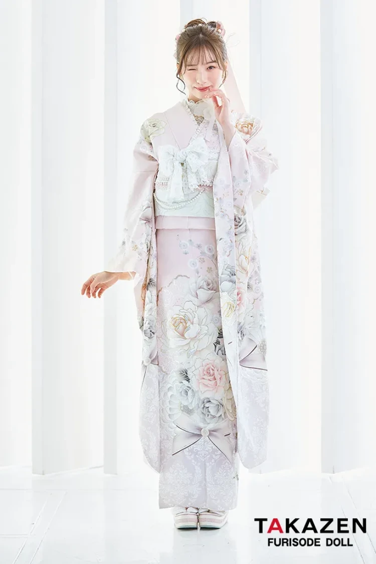 TAKAZENのレンタル振袖 ヘップバーンコスメカラー　ミスティピンク/淡い色/くすみ　バラ柄/ブーケ柄　フェミニン　かわいい　リボン　キラキラ　白宮みずほ【通販可】25001