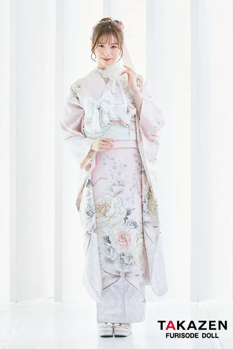 TAKAZENのレンタル振袖 ヘップバーンコスメカラー　ミスティピンク/淡い色/くすみ　バラ柄/ブーケ柄　フェミニン　かわいい　リボン　キラキラ　白宮みずほ【通販可】25001