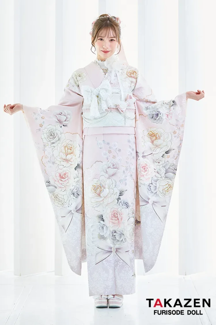 TAKAZENのレンタル振袖 ヘップバーンコスメカラー　ミスティピンク/淡い色/くすみ　バラ柄/ブーケ柄　フェミニン　かわいい　リボン　キラキラ　白宮みずほ【通販可】25001