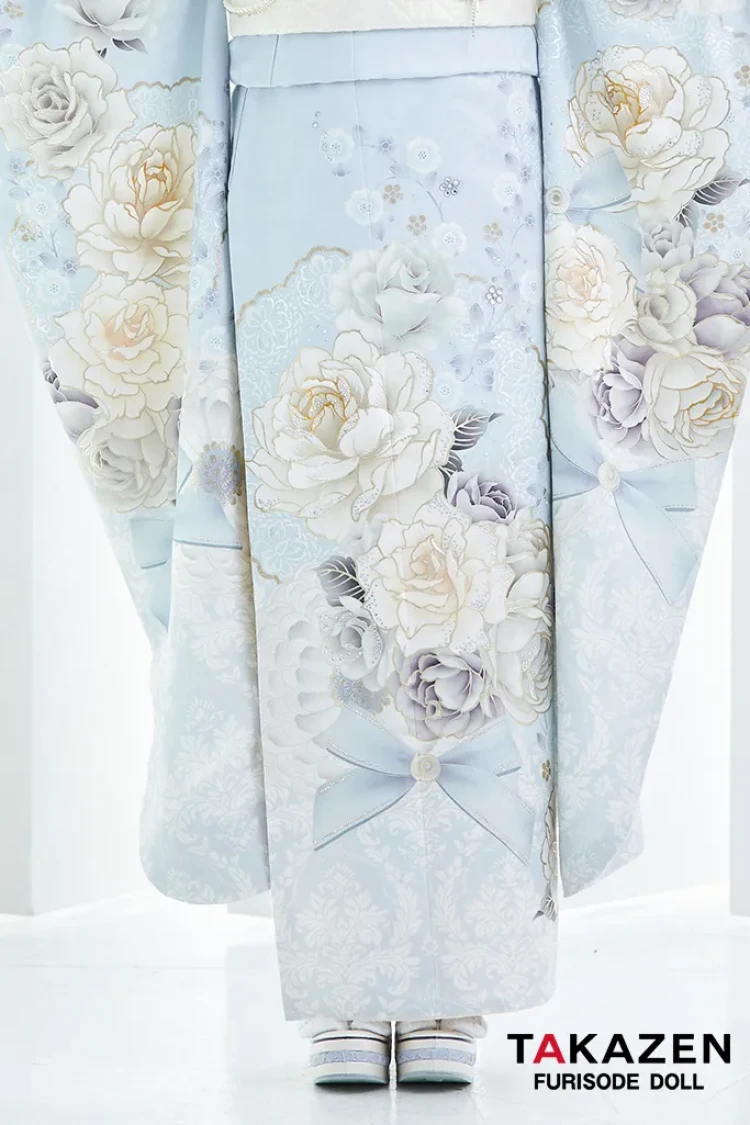 TAKAZENのレンタル振袖 ヘップバーンコスメカラー 水色/白/ミスティブルー バラ柄/ブーケ柄 かわいい エレガント リボン キラキラ おしゃれ 白宮みずほ【通販可】25003