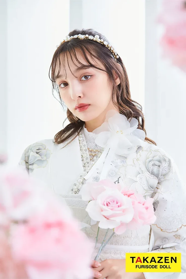 TAKAZENのレンタル振袖 ヘップバーンコスメカラー　白/シルバー　バラ柄/ブーケ柄　かわいい　エレガント　リボン　キラキラ　ドレッシー　香川るな【通販可】25004