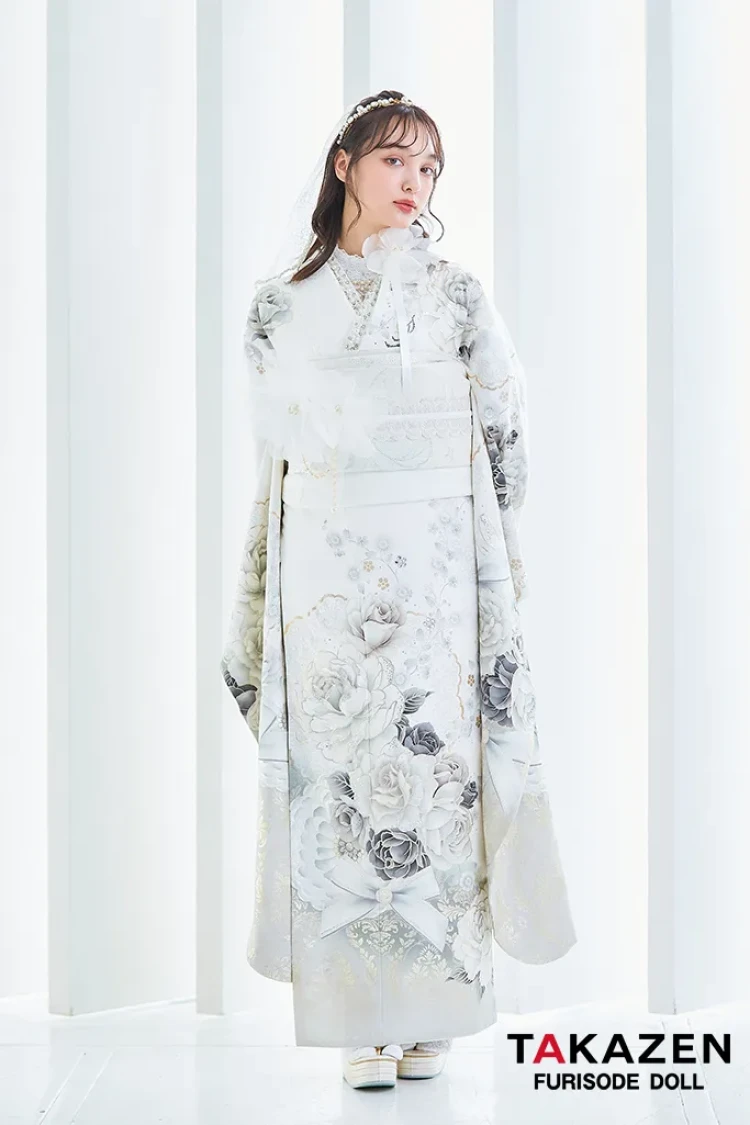 TAKAZENのレンタル振袖 ヘップバーンコスメカラー　白/シルバー　バラ柄/ブーケ柄　かわいい　エレガント　リボン　キラキラ　ドレッシー　香川るな【通販可】25004