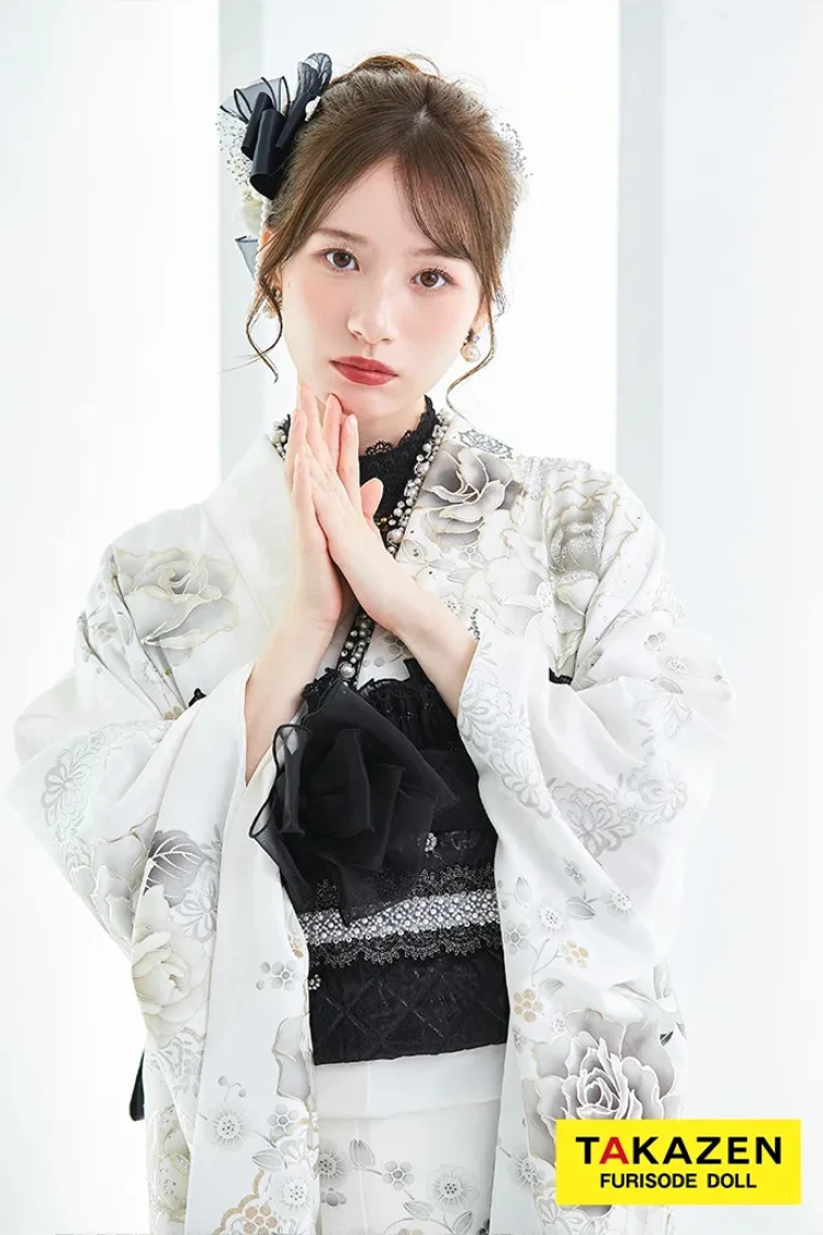 TAKAZENのレンタル振袖 ヘップバーンコスメカラー　白/黒/ゴールド　バラ柄/ブーケ柄　セレブ　エレガント　リボン　キラキラ　ドレッシー　白宮みずほ【通販可】25005