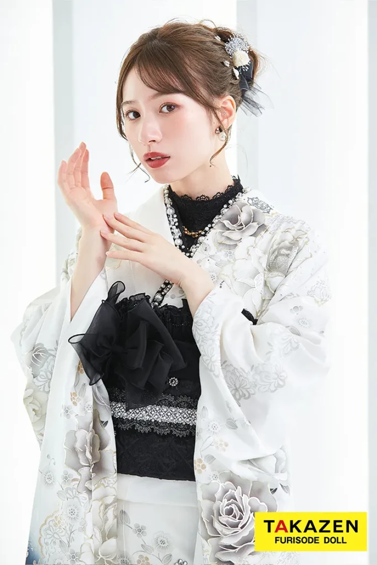 TAKAZENのレンタル振袖 ヘップバーンコスメカラー　白/黒/ゴールド　バラ柄/ブーケ柄　セレブ　エレガント　リボン　キラキラ　ドレッシー　白宮みずほ【通販可】25005