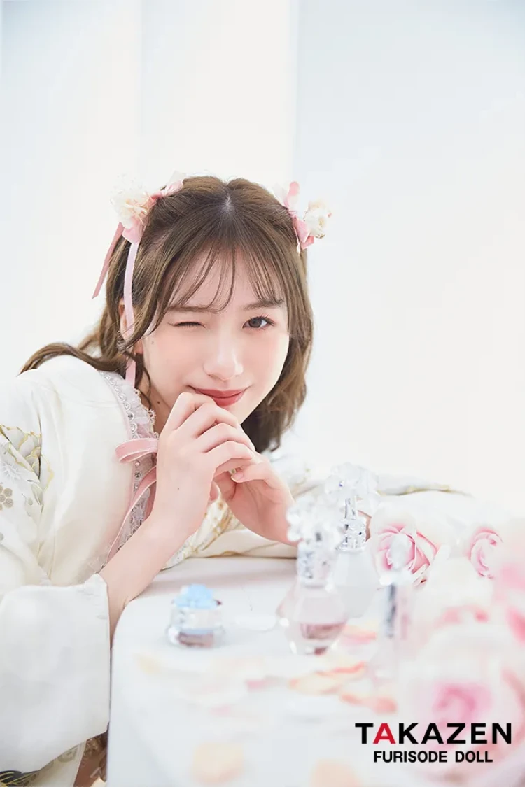 TAKAZENのレンタル振袖 ヘップバーンコスメカラー　白/ピンク/ピーチ　バラ柄/ブーケ柄　あざとかわいい　ガーリー　リボン　キラキラ　フェミニン　白宮みずほ【通販可】25006