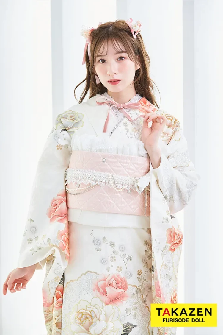 TAKAZENのレンタル振袖 ヘップバーンコスメカラー　白/ピンク/ピーチ　バラ柄/ブーケ柄　あざとかわいい　ガーリー　リボン　キラキラ　フェミニン　白宮みずほ【通販可】25006